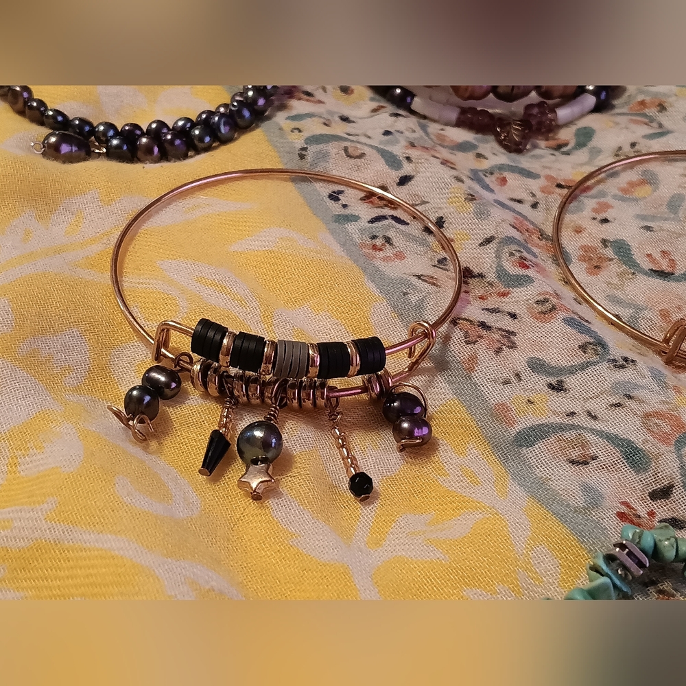 Natural pearl gold toned bracelet